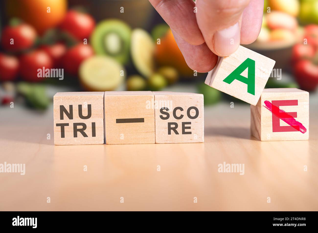 Main changer l'expression nutri-score E en nutri-score A. Banque D'Images