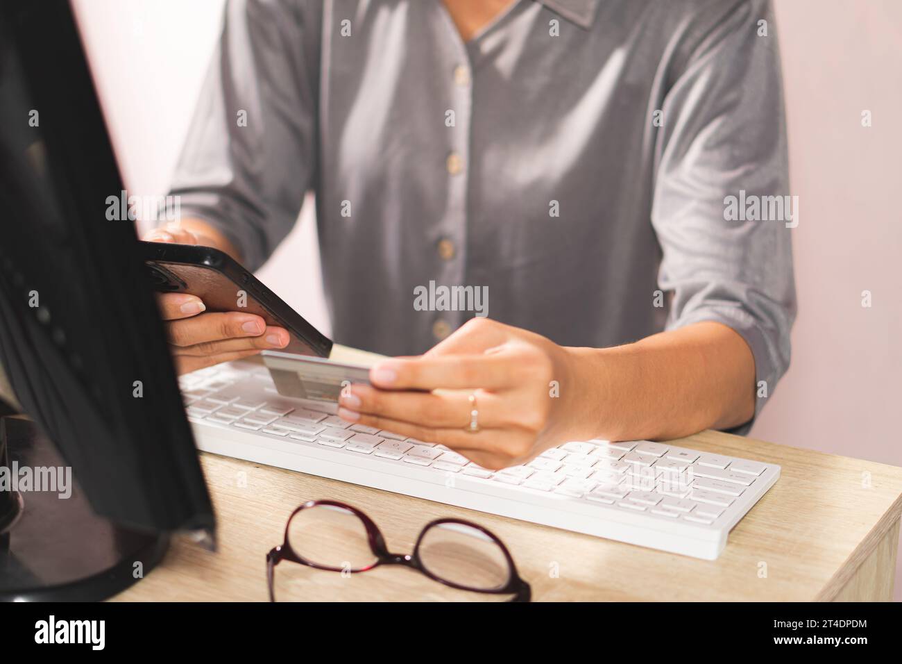 La main de femme d'affaires utilise des cartes de crédit Banque D'Images