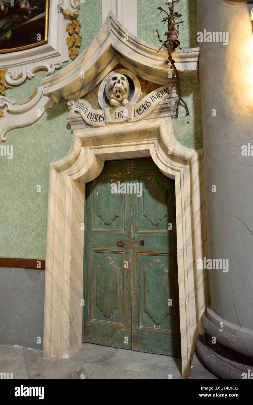 Sculpture de crâne et porte, intérieur de l'église purgatoire, Matera, Basilicate, Italie Banque D'Images