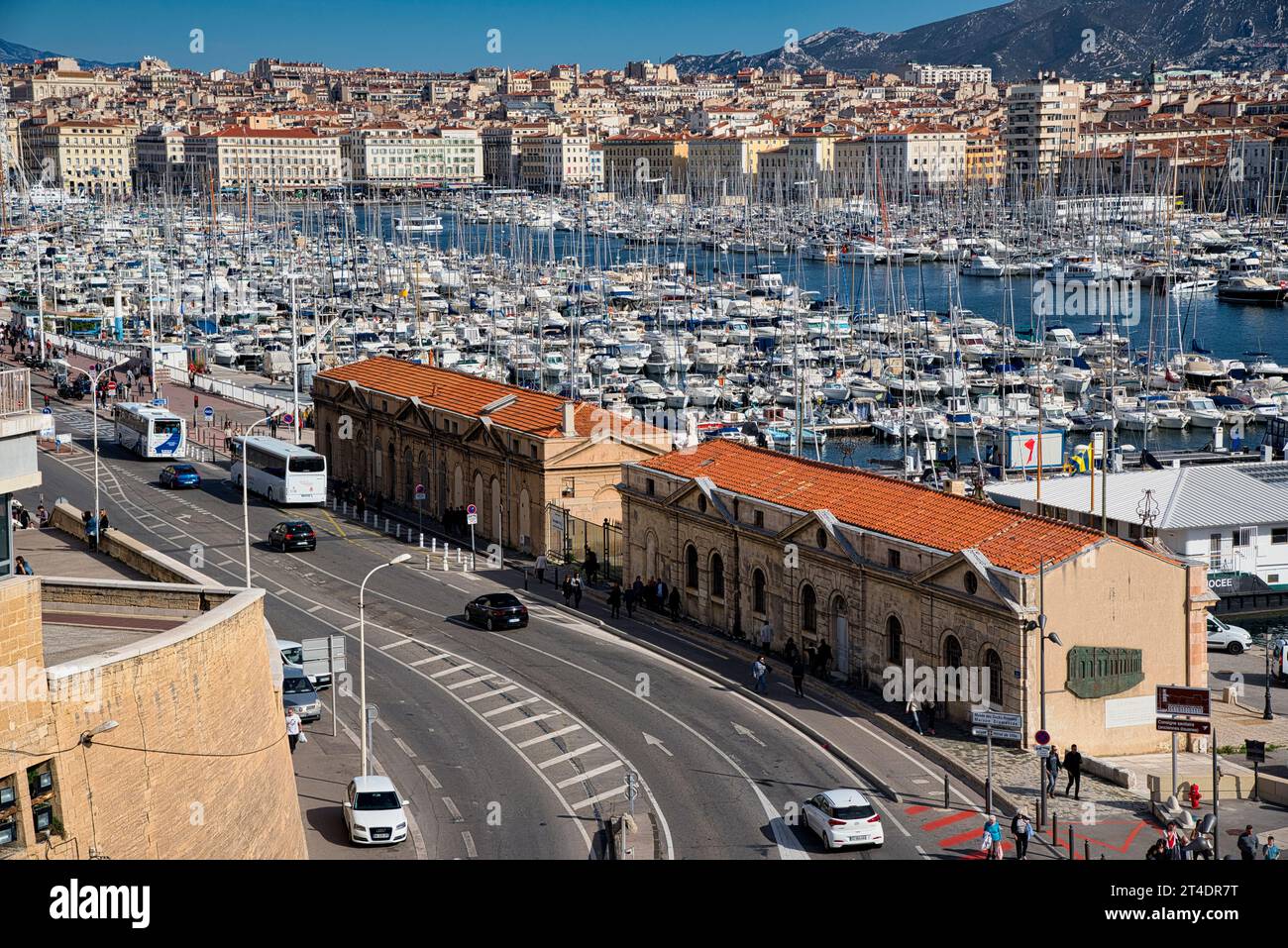 Marseille, Provence-Alpes-Côte d'Azur, France. Le Vieux Port et notre dame de la garde depuis le fort Saint-Jean. Banque D'Images