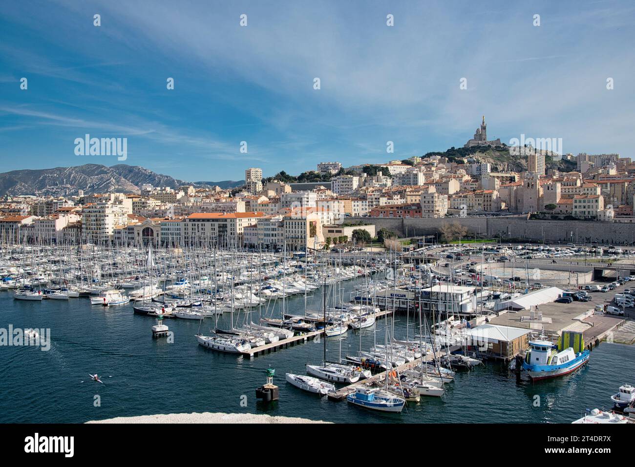 Marseille, Provence-Alpes-Côte d'Azur, France. Le Vieux Port et notre dame de la garde depuis le fort Saint-Jean. Banque D'Images