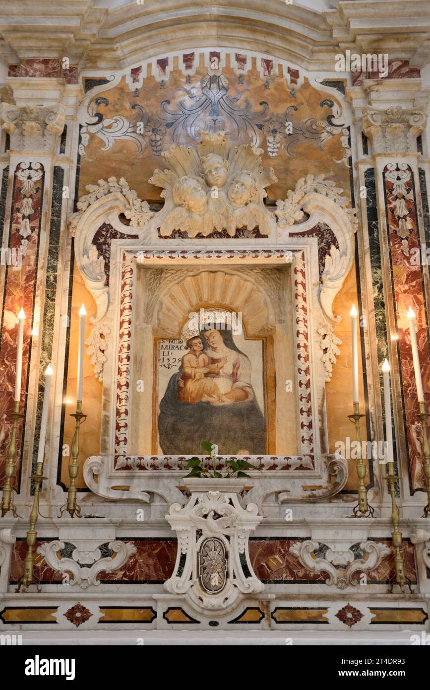 Autel baroque avec peinture Renaissance de Madonna dei Miracoli, ou Madonna delle Grazie (AD 1595), église de Sant'Agostino, Matera, Basilicate, Italie Banque D'Images