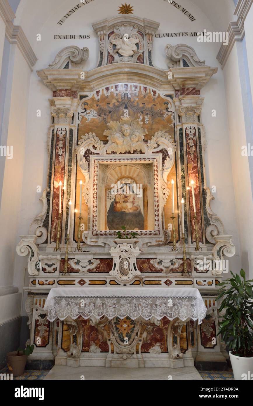 Autel baroque avec peinture Renaissance de Madonna dei Miracoli, ou Madonna delle Grazie (AD 1595), église de Sant'Agostino, Matera, Basilicate, Italie Banque D'Images