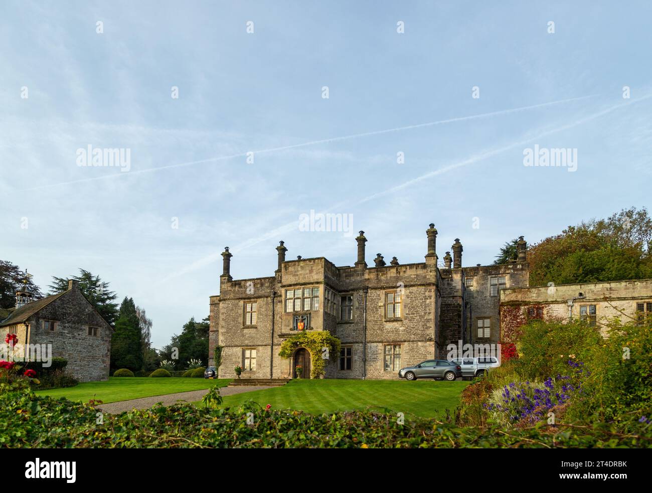 Tissington Hall, le siège des FitzHerberts, à Tissington, un pittoresque village anglais, Derbyshire, Angleterre Banque D'Images