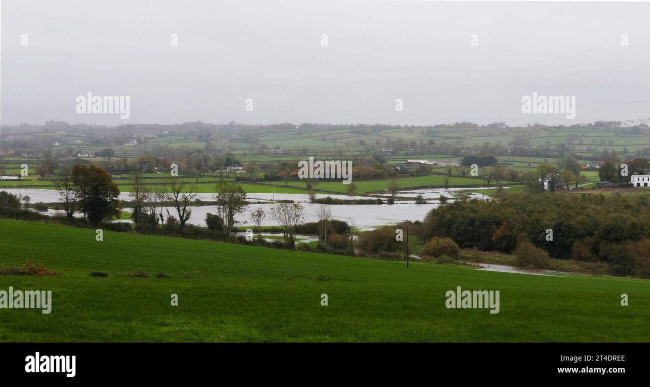 Moira, comté de Down, Irlande du Nord, Royaume-Uni. 30 octobre 2023. Météo britannique - déjà au-dessus de ses rives, la rivière Lagan s'est élevée après plus de fortes pluies pendant la nuit. Les terres agricoles environnantes dans la vallée de Lagan sont sous l'eau substantielle pour cette période de l'année et les niveaux resteront élevés avec de nouveaux avertissements de pluie en place d'ici vendredi à mesure qu'un nouveau front de tempête arrivera. Crédit : CAZIMB/Alay Live News. Banque D'Images