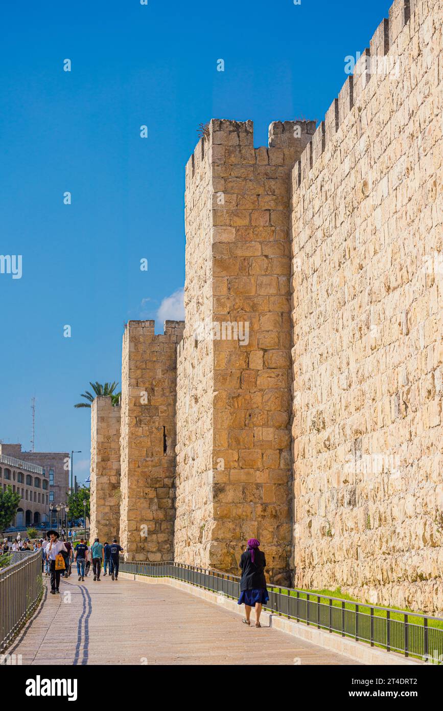Jérusalem, Israël. 21 septembre 2023. Certaines personnes marchent le long du côté ouest à l'extérieur de la vieille ville. Banque D'Images