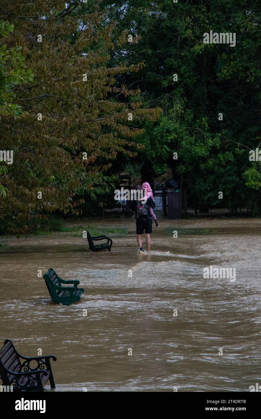 Les inondations dans le village de Framlingham du Suffolk causées par la rivière Ore ne sont généralement guère plus qu'un fossé qui déborde inopinément Banque D'Images