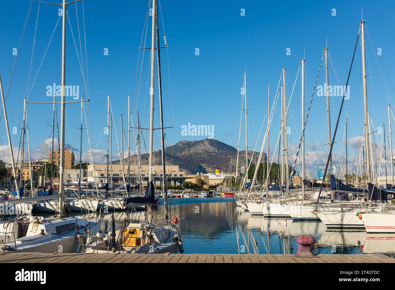 Palerme, Sicile, 2016. Bateaux amarrés à la Cala dans le port de Palerme, avec le mont Pellegrino en arrière-plan Banque D'Images