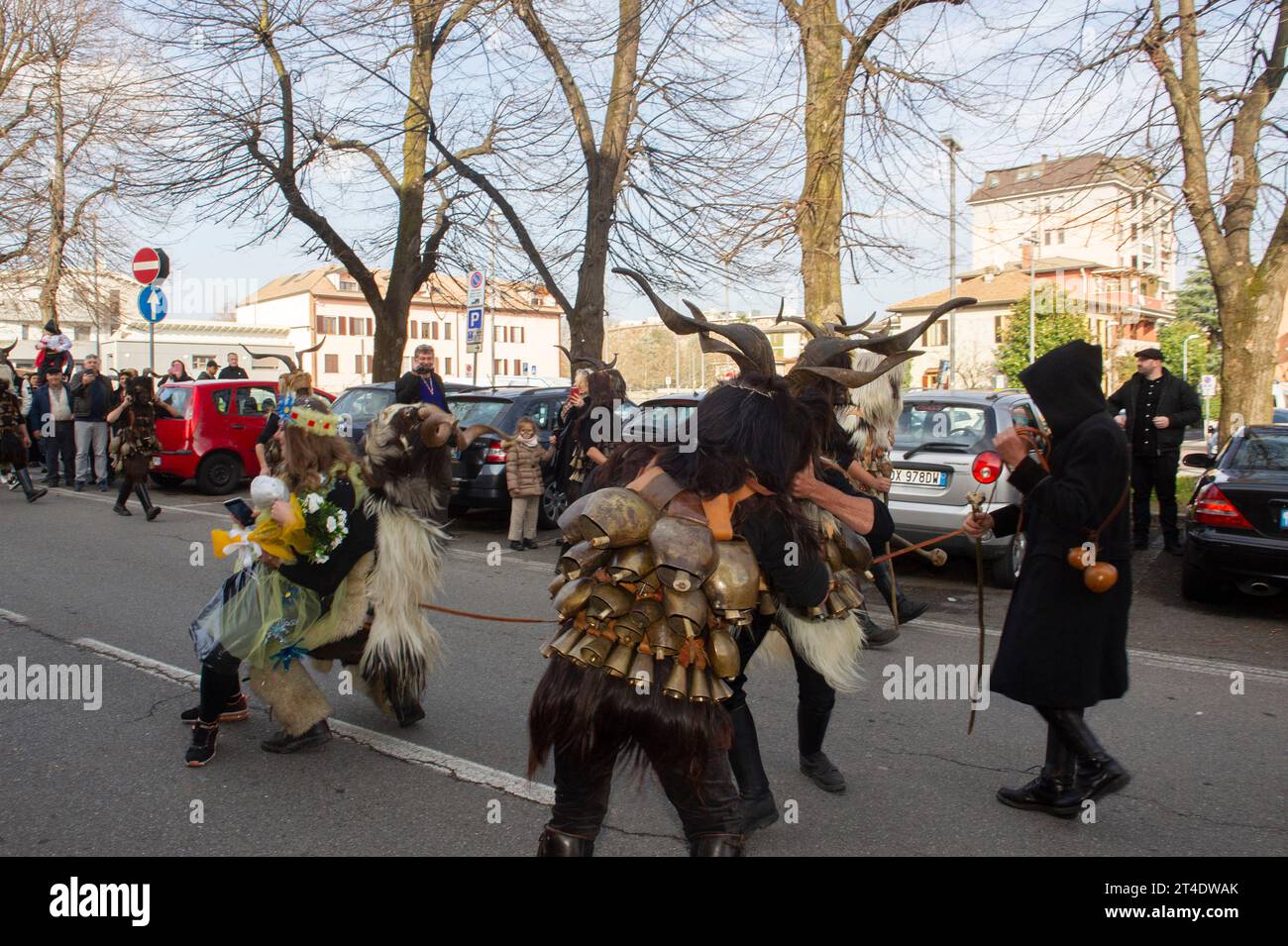 25 février 2023 - Italie Lombardie, Milan, le groupe 'Mamutzones' de Samugheo encourage le carnaval de Vimodrone. Banque D'Images