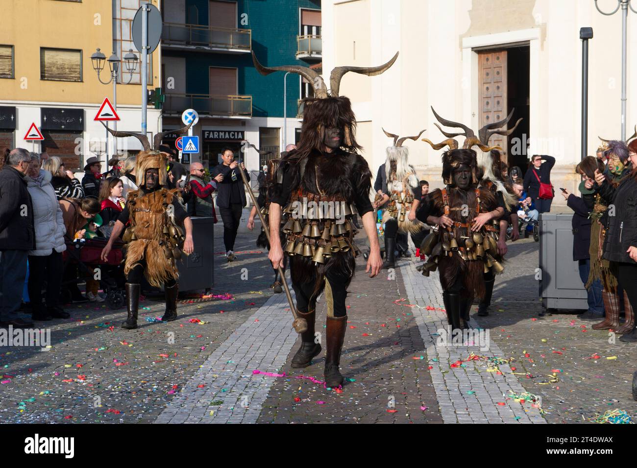 25 février 2023 - Italie Lombardie, Milan, le groupe 'Mamutzones' de Samugheo encourage le carnaval de Vimodrone. Banque D'Images