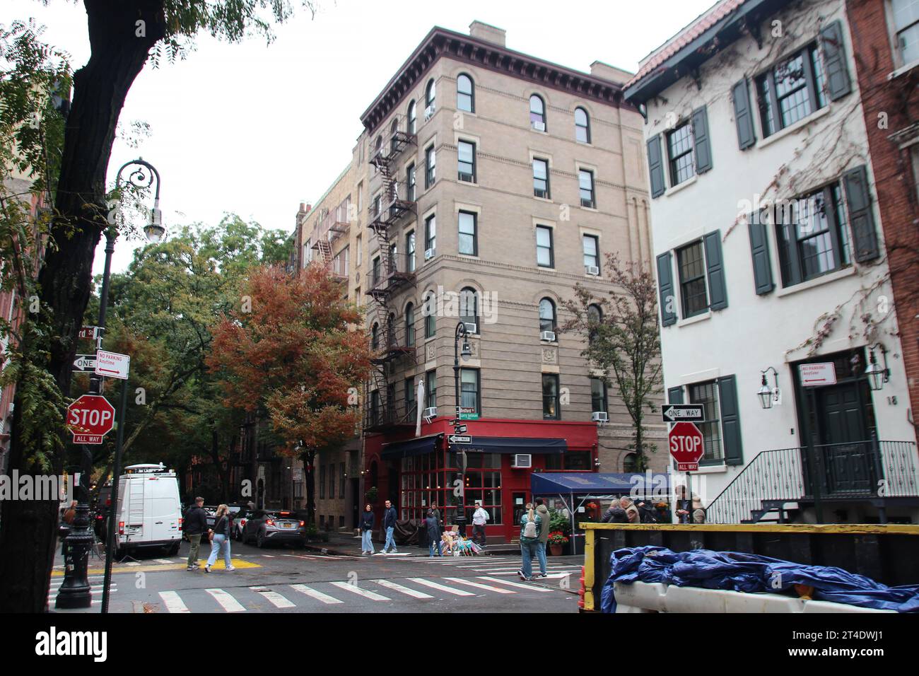 New York, Allemagne. 30 octobre 2023. Les fans pleurent la mort de l'acteur Matthew Perry devant la maison des amis à New York. Après la mort soudaine de Matthew Perry à l'âge de 54 ans, de nombreux fans ont commémoré l'acteur américano-canadien devant la maison des amis à New York. Crédit : Christina Horsten/dpa/Alamy Live News Banque D'Images