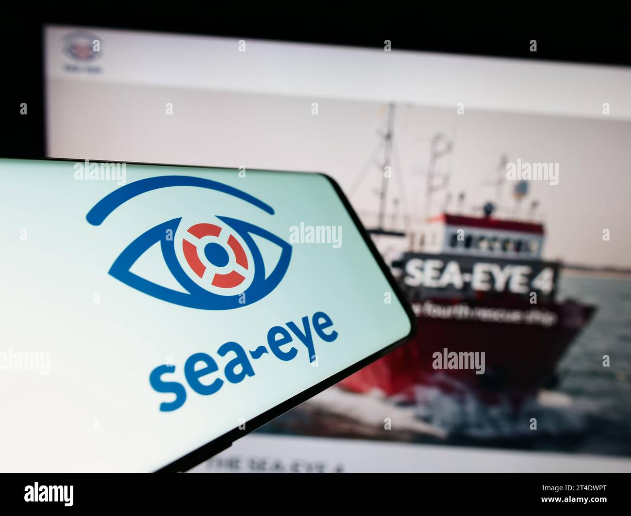 Smartphone avec logo de l'association allemande de sauvetage en mer Sea-Eye e.V. devant le site web. Concentrez-vous sur le centre-droit de l'écran du téléphone. Banque D'Images