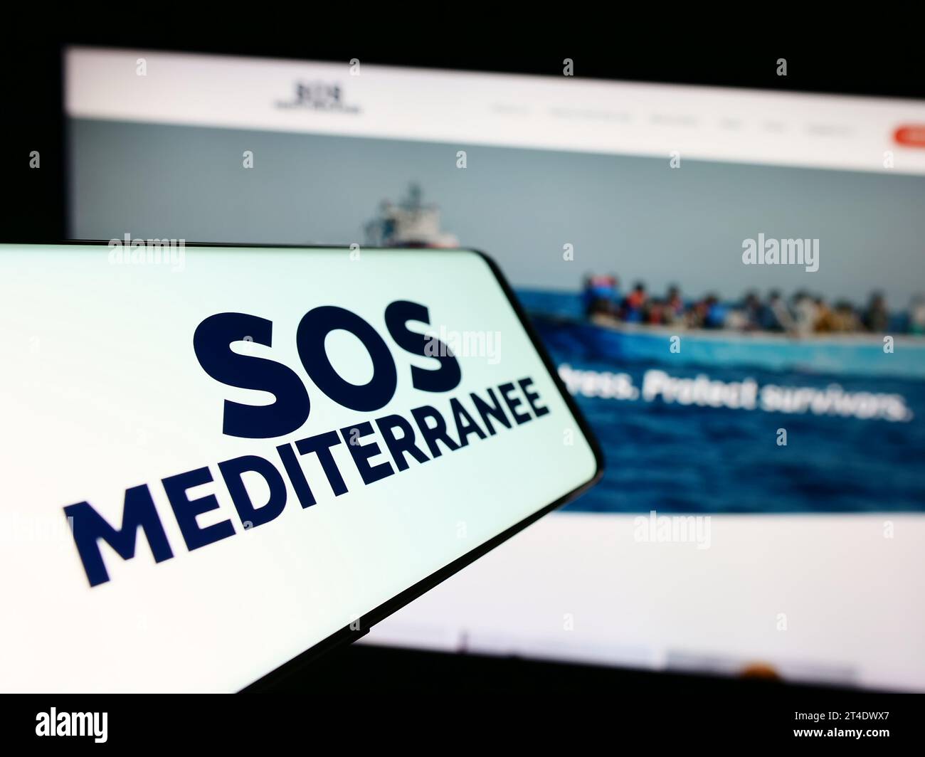 Téléphone portable avec logo de l'organisation française de sauvetage en mer SOS Mediterranee devant le site web. Concentrez-vous sur le centre gauche de l'écran du téléphone. Banque D'Images