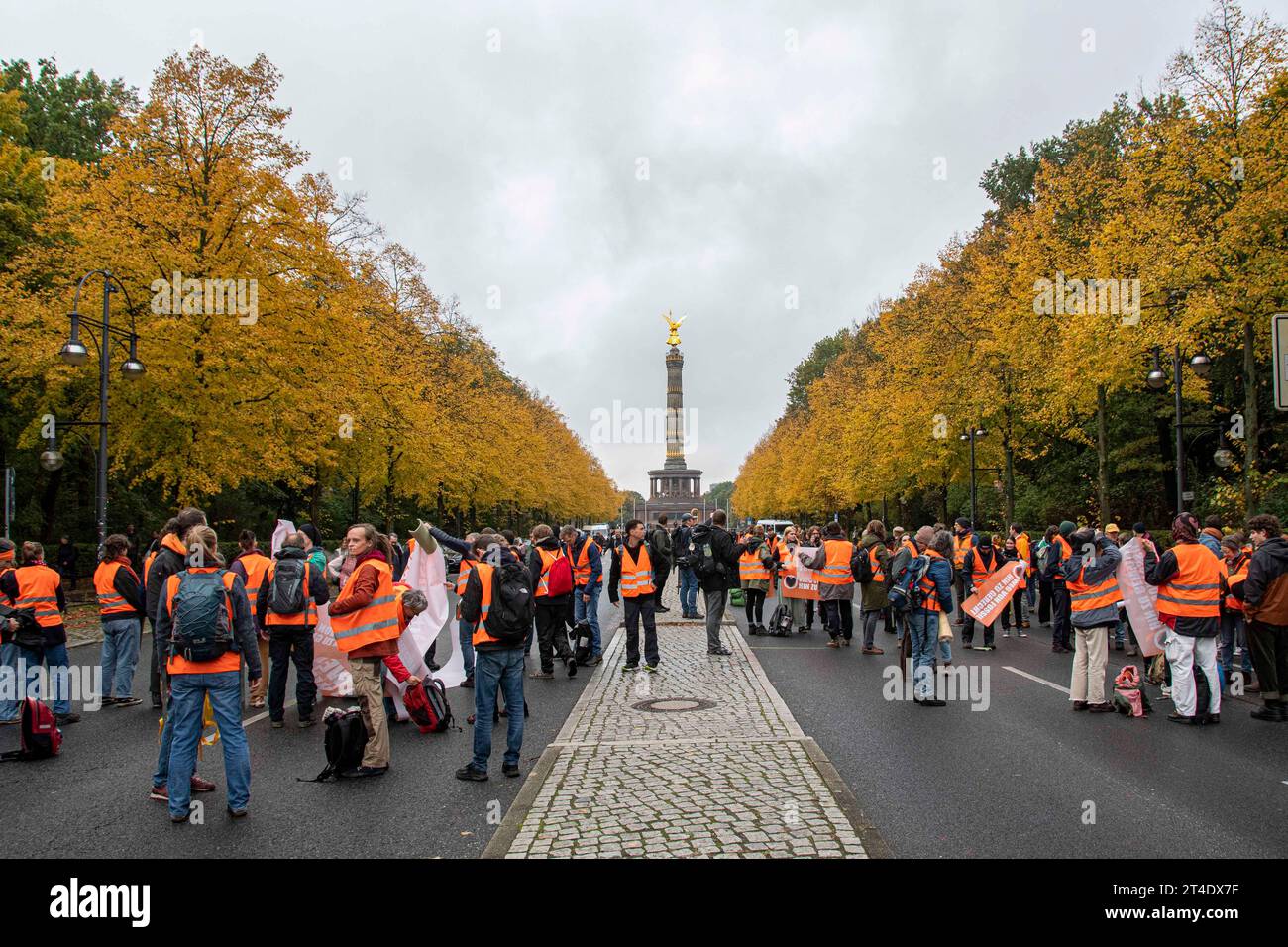 Berlin, le 28 octobre 2023, 12:55 h - Un essaim de gilets orange à haute visibilité ainsi que les bannières colorées de divers groupes de justice climatique Banque D'Images