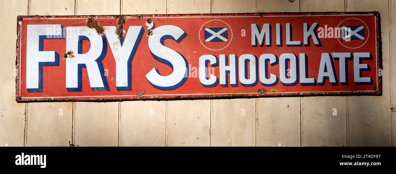 Panneau publicitaire sur plaque d'étain pour Fry's Milk Chocolate. Banque D'Images