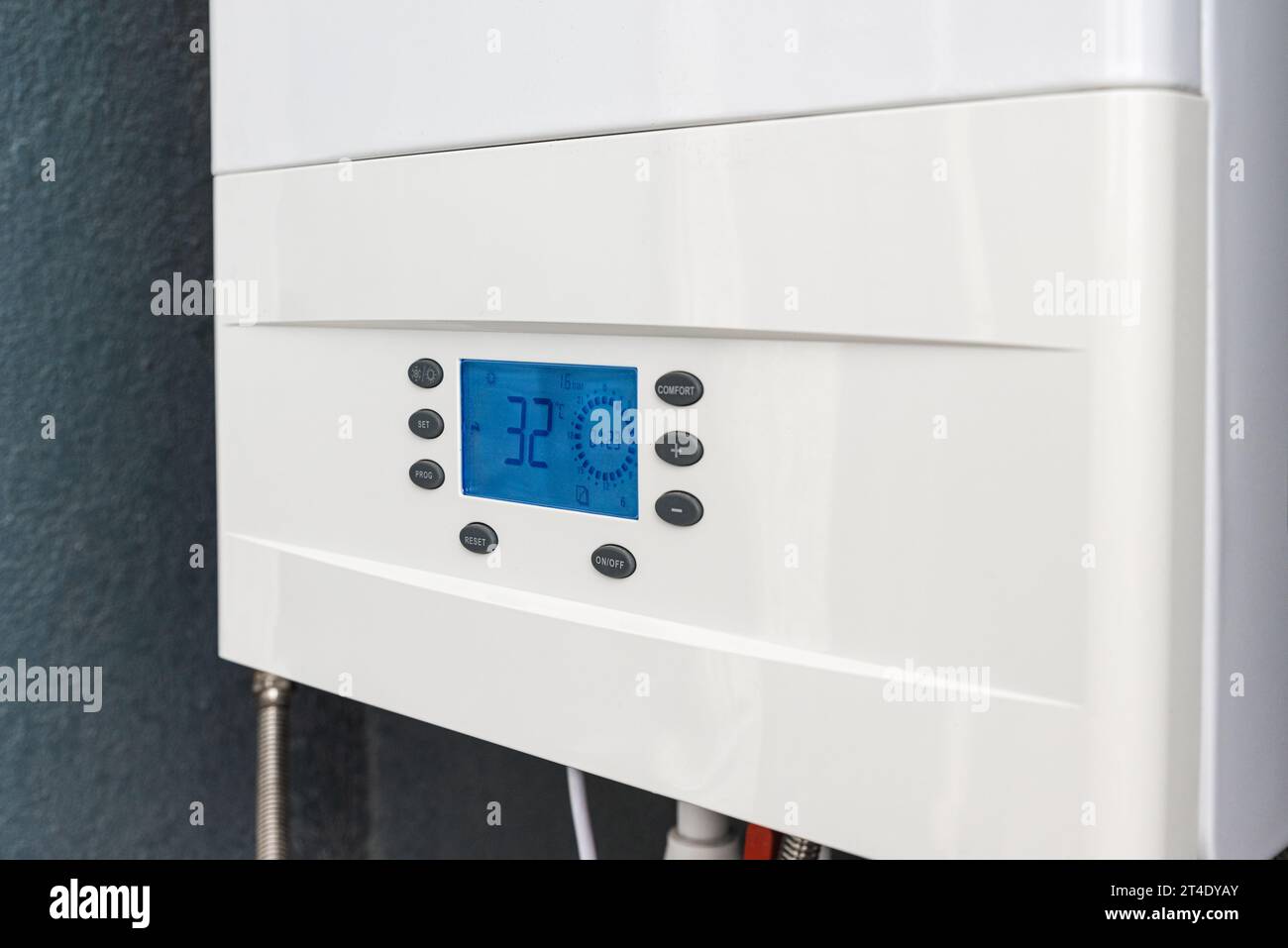 Gros plan du panneau de commande intelligent de la chaudière à gaz pour le chauffage à domicile et l'eau chaude en hiver. Appareil moderne Banque D'Images