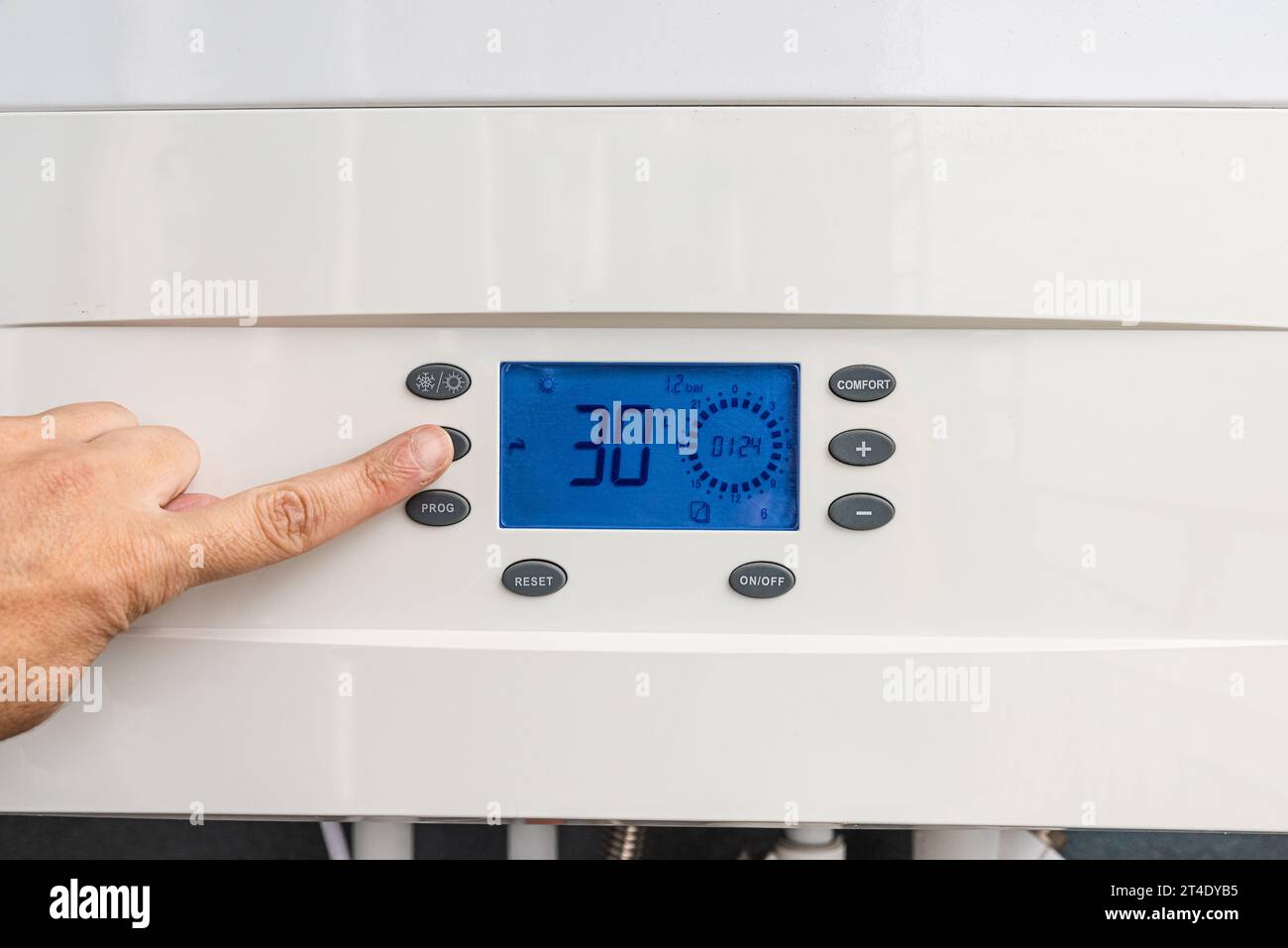 Réglez manuellement le panneau de commande de la chaudière à gaz pour un chauffage confortable et de l'eau chaude. Concept d'économie d'énergie et d'économie de chaleur Banque D'Images