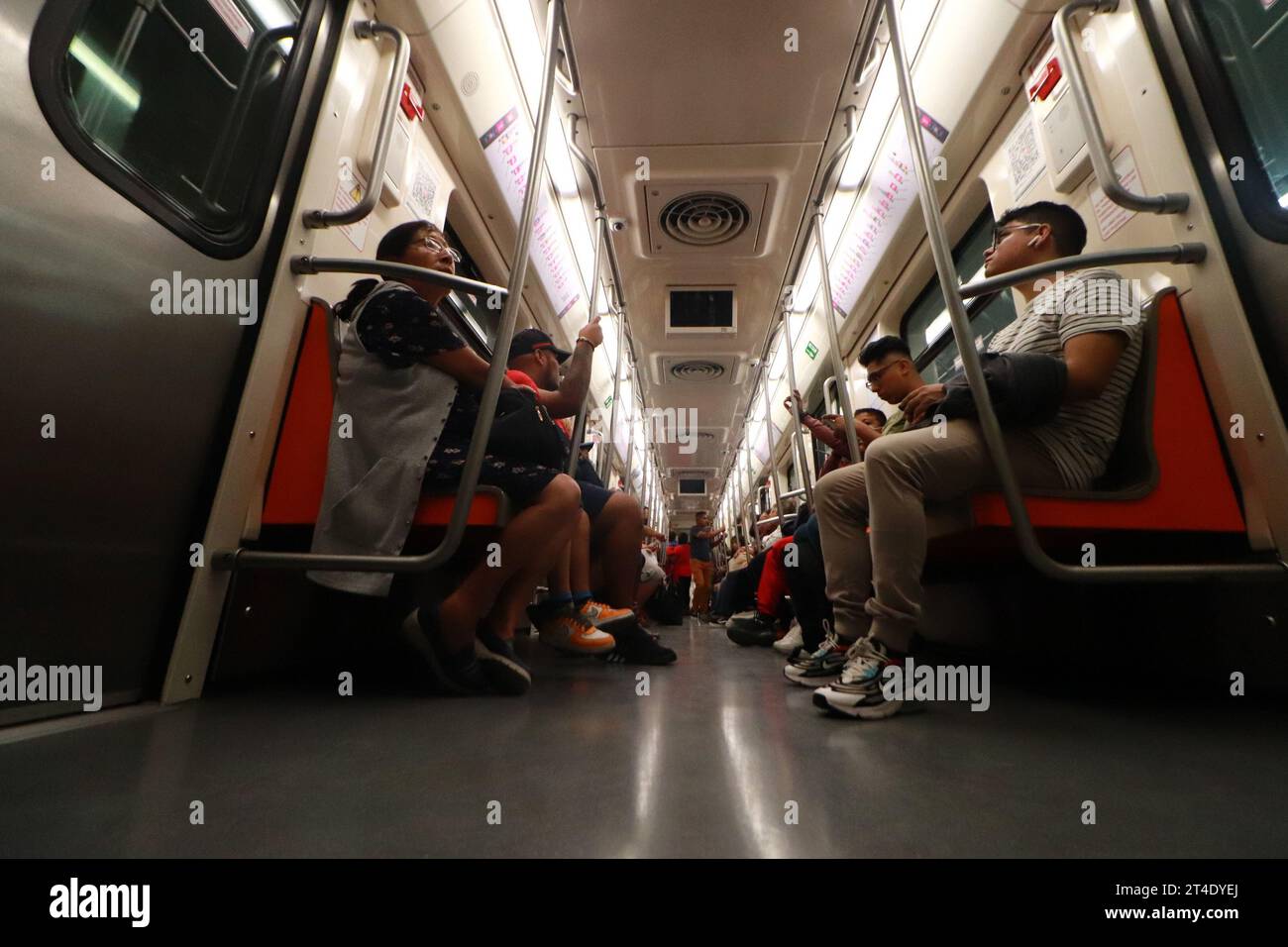 Mexico, Mexique. 29 octobre 2023. 29 octobre 2023 à Mexico, Mexique : les passagers voyagent dans le métro lors de la réouverture de la ligne 1 du métro au public après la réparation de la section Pantitlán - Isabel la Católica. Le 29 octobre 2023 à Mexico, Mexique (photo de Carlos Santiago/Eyepix Group/Sipa USA) crédit : SIPA USA/Alamy Live News Banque D'Images