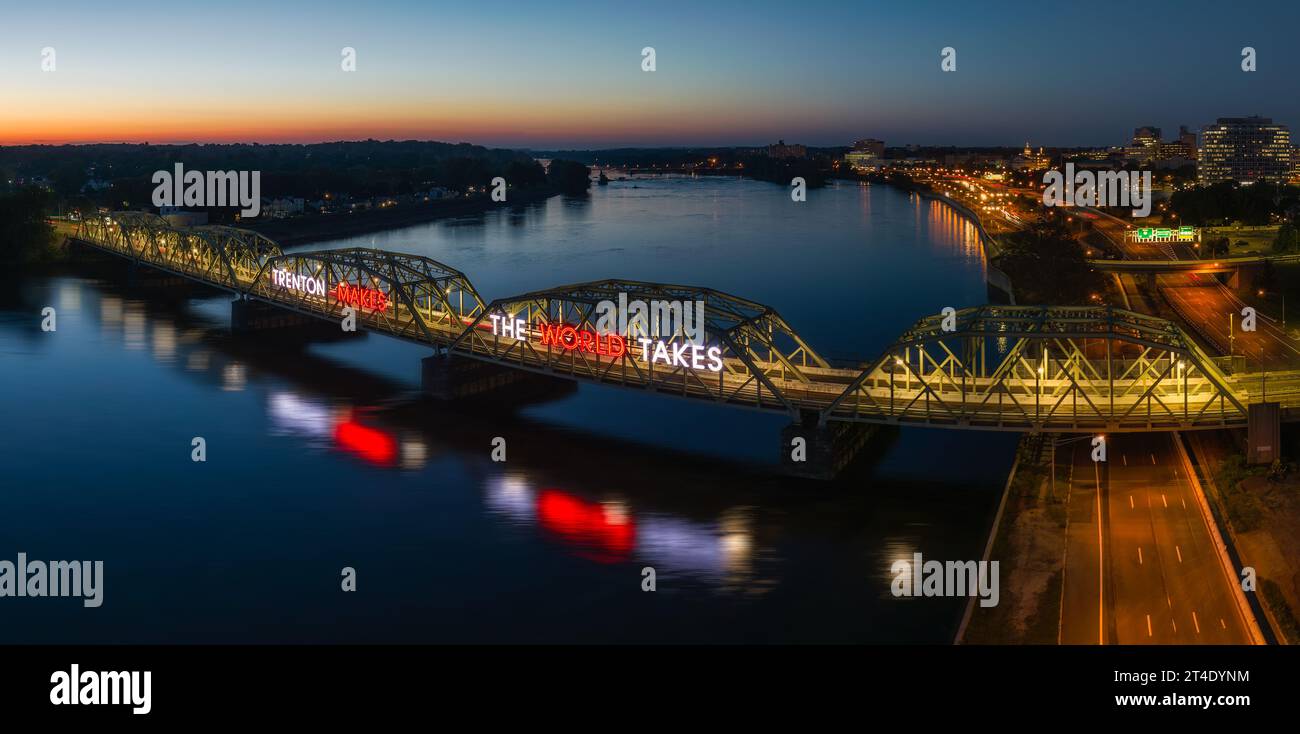 NJ Trenton Makes the World Takes - vue panoramique aérienne du pont Lower Trenton illuminé pendant l'heure bleue du crépuscule. Banque D'Images