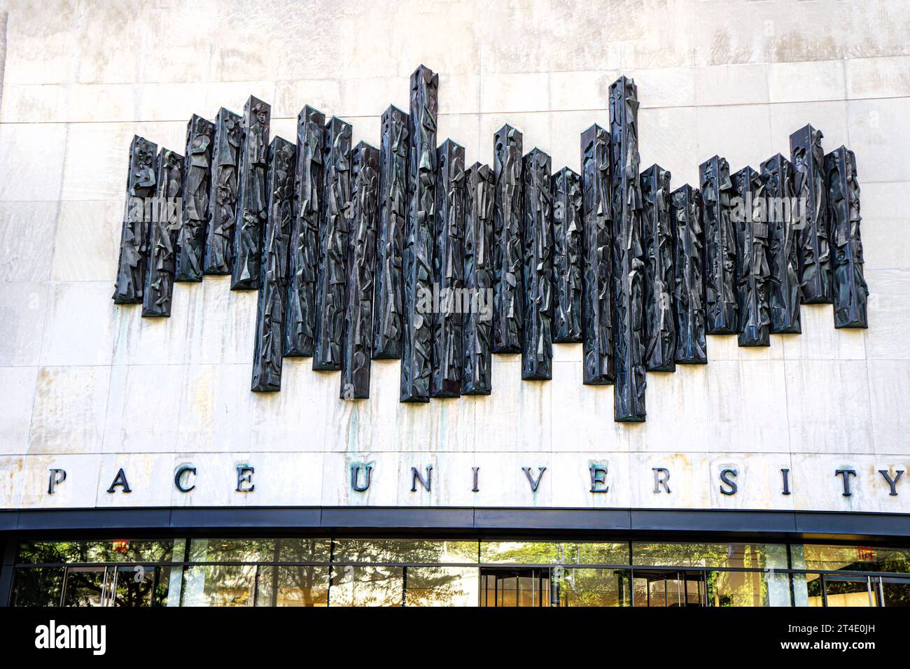 Sculpture en cuivre « Brotherhood of Man » à l'entrée du 1 Pace Plaza, Frankfort Street, Pace University, New York City, New York, ÉTATS-UNIS Banque D'Images