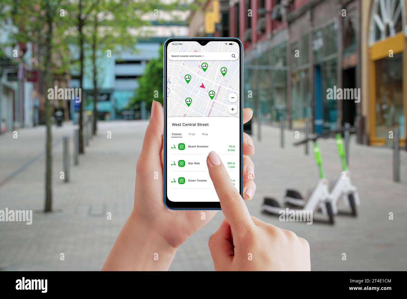 Application de plate-forme de partage de scooter électrique sur smartphone. Rue de la ville et scooters en arrière-plan Banque D'Images