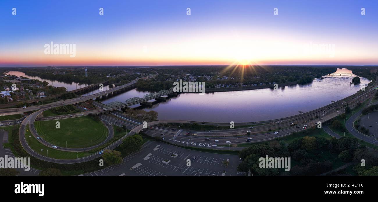 Lower Trenton Bridge Pano NJ - vue panoramique aérienne du Lower Trenton Bridge illuminé pendant l'heure bleue du crépuscule. Banque D'Images