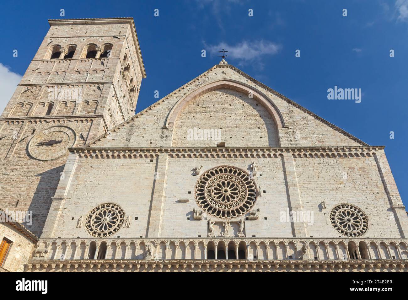 Vue détaillée de face de la cathédrale de San Rufino. En italien Assisi. Ombrie. Horizontalement. Banque D'Images