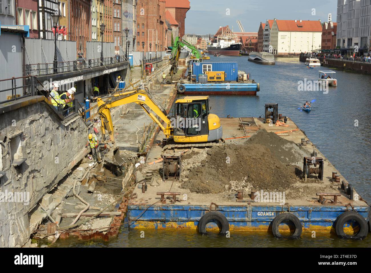 Travaux de rénovation et chantier avec excavatrices sur plates-formes flottantes sur la promenade de la rivière Motlawa dans la vieille ville de Gdansk, Pologne, EE Banque D'Images