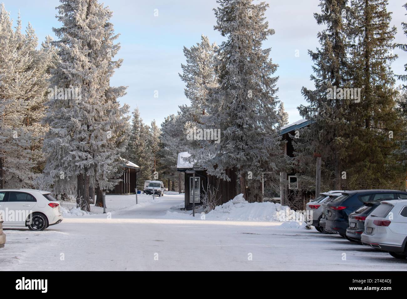 Paysage hivernal de la ville de Jukkasjarvi, Suède. Situé dans le nord de la Suède dans la municipalité de Kiruna. Province de Laponie. Banque D'Images