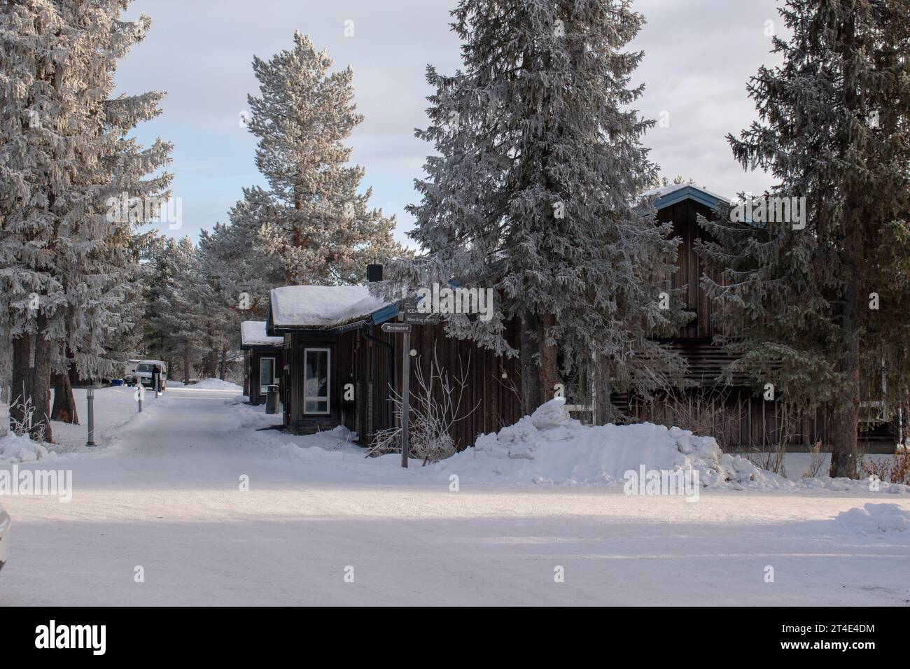 Paysage hivernal de la ville de Jukkasjarvi, Suède. Situé dans le nord de la Suède dans la municipalité de Kiruna. Province de Laponie. Banque D'Images