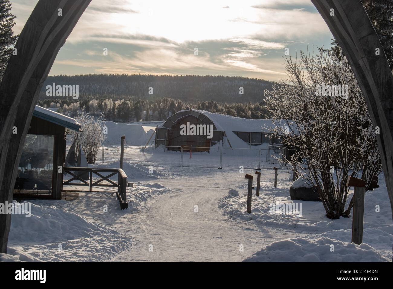 Paysage hivernal de la ville de Jukkasjarvi, Suède. Situé dans le nord de la Suède dans la municipalité de Kiruna. Province de Laponie. Banque D'Images