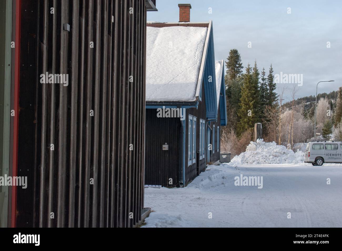 Paysage hivernal de la ville de Jukkasjarvi, Suède. Situé dans le nord de la Suède dans la municipalité de Kiruna. Province de Laponie. Banque D'Images