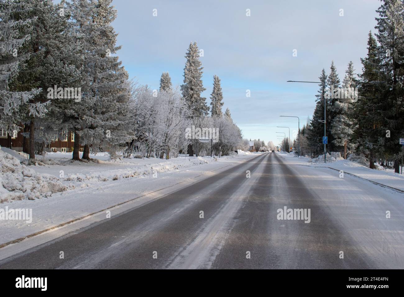 Paysage hivernal de la ville de Jukkasjarvi, Suède. Situé dans le nord de la Suède dans la municipalité de Kiruna. Province de Laponie. Banque D'Images