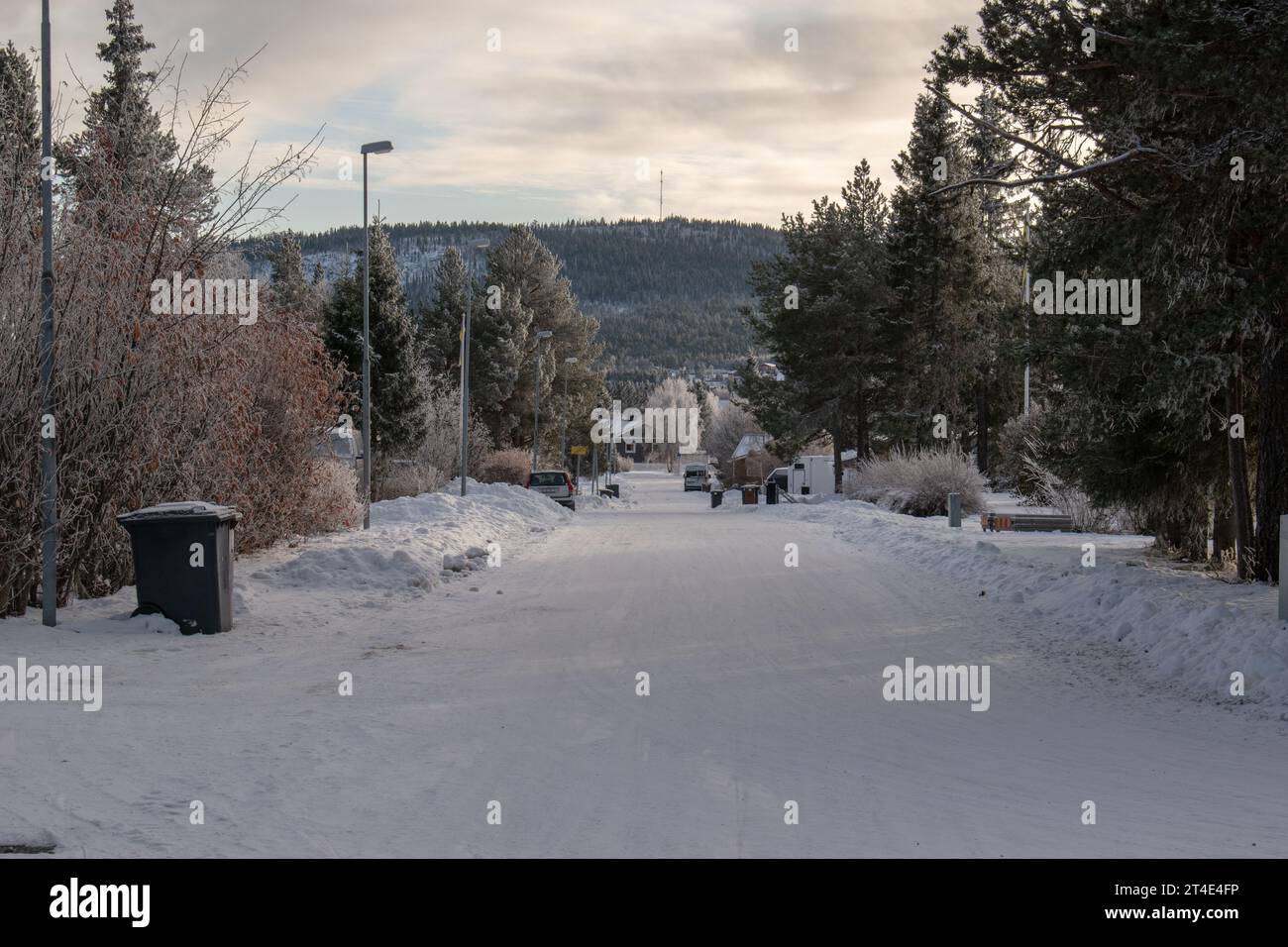 Paysage hivernal de la ville de Jukkasjarvi, Suède. Situé dans le nord de la Suède dans la municipalité de Kiruna. Province de Laponie. Banque D'Images