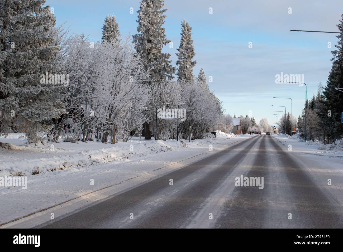 Paysage hivernal de la ville de Jukkasjarvi, Suède. Situé dans le nord de la Suède dans la municipalité de Kiruna. Province de Laponie. Banque D'Images