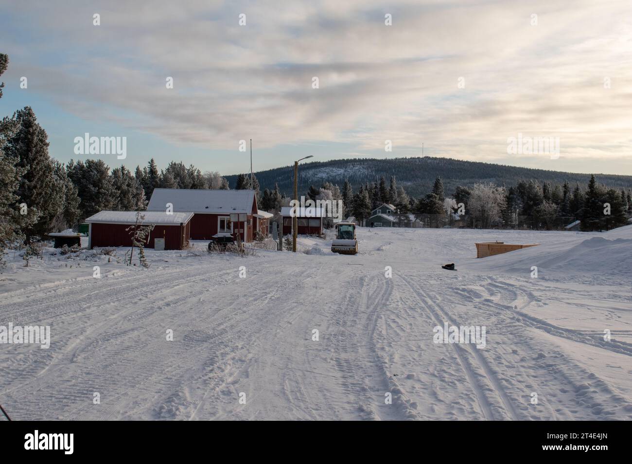 Paysage hivernal de la ville de Jukkasjarvi, Suède. Situé dans le nord de la Suède dans la municipalité de Kiruna. Province de Laponie. Banque D'Images