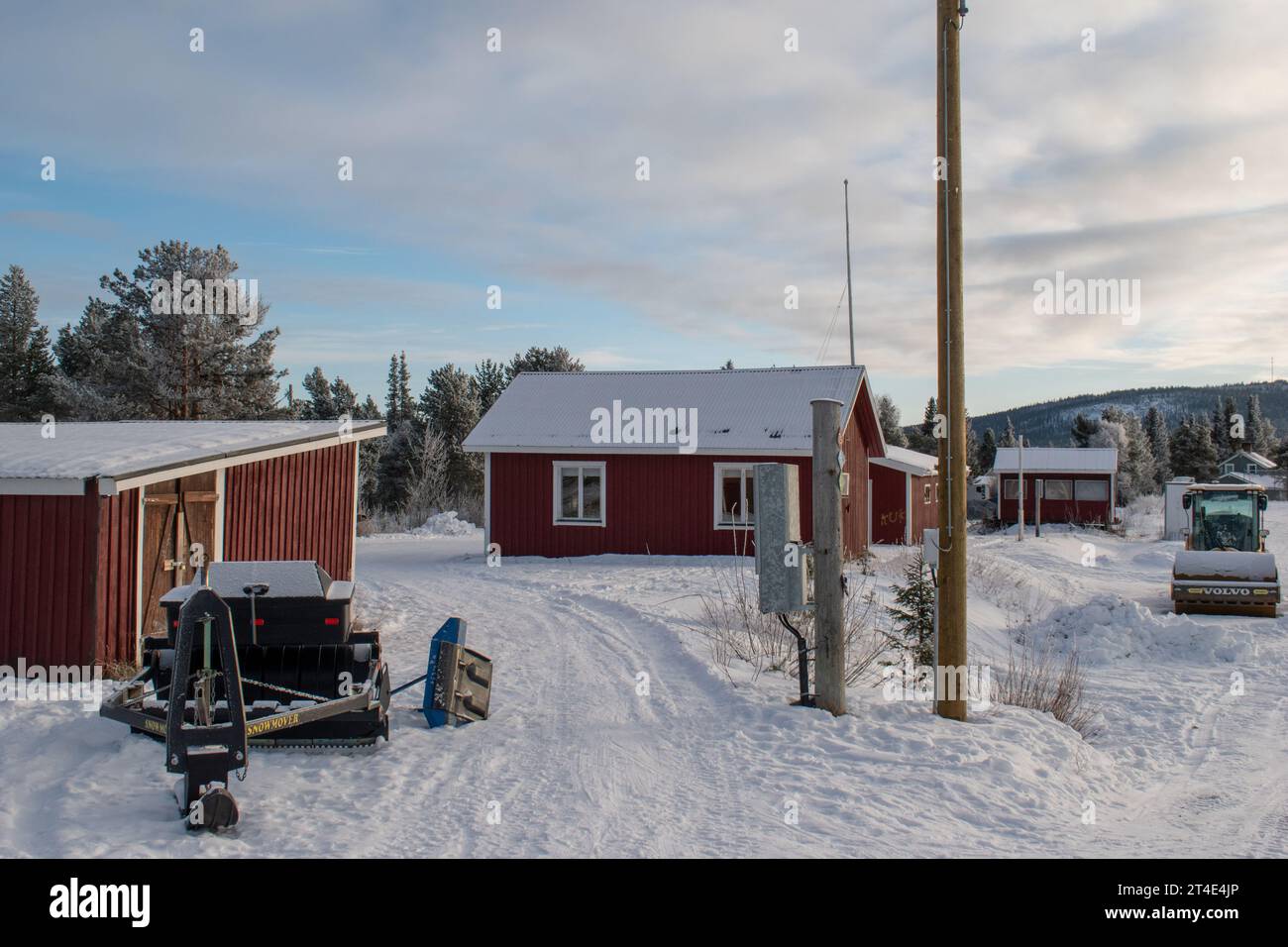 Paysage hivernal de la ville de Jukkasjarvi, Suède. Situé dans le nord de la Suède dans la municipalité de Kiruna. Province de Laponie. Banque D'Images