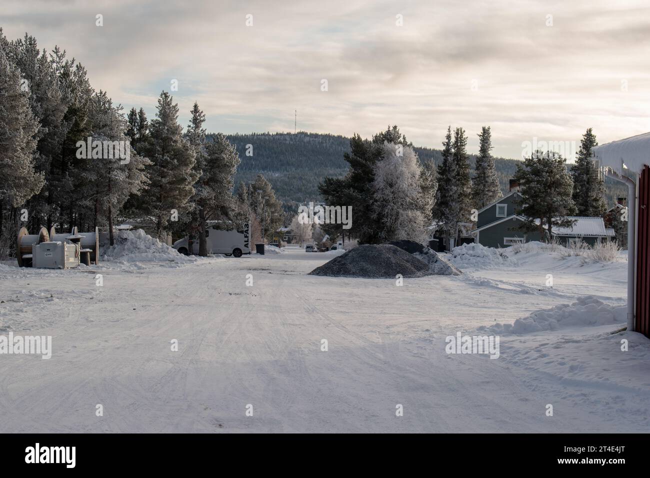 Paysage hivernal de la ville de Jukkasjarvi, Suède. Situé dans le nord de la Suède dans la municipalité de Kiruna. Province de Laponie. Banque D'Images