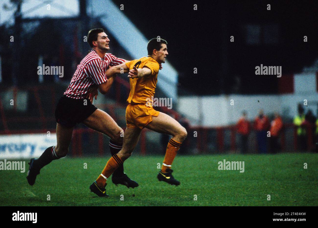 Wolverhampton Wanderers contre le footballeur des Wolves de Brentford Steve Bull et Terry Evans Banque D'Images