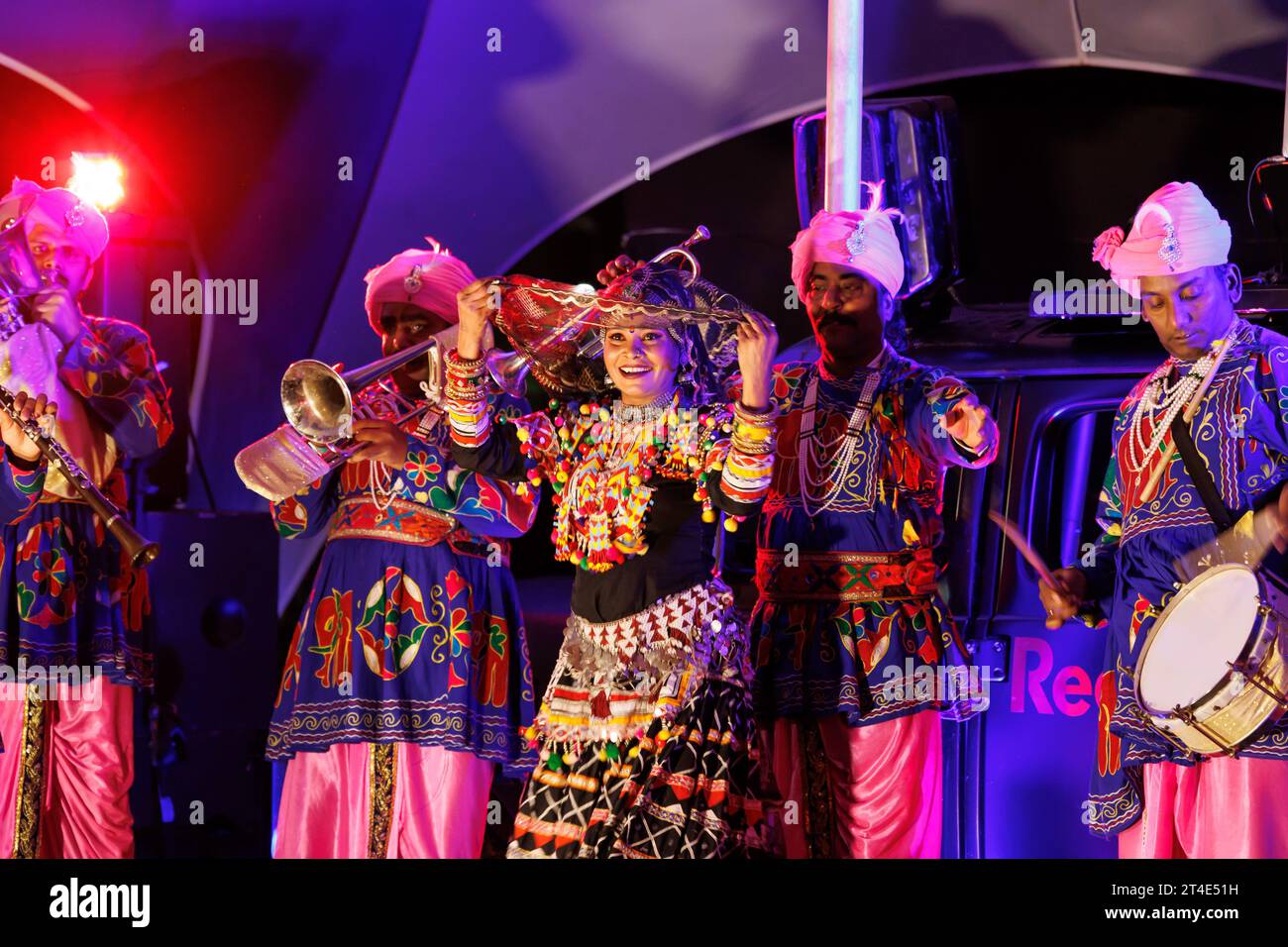 Leicester célèbre Diwali pour être l'une des plus grandes en dehors de l'Inde. Les musiciens et danseuses photographiés au Cossington Recreation Ground lors de la soirée d'ouverture des célébrations de Diwali. Festival of Light est l'un des points forts du calendrier culturel de la ville, et donne aux visiteurs la possibilité de profiter de l'incroyable exposition de lumière, des feux d'artifice et de la nourriture et même de faire un tour sur la roue de la lumière. Banque D'Images