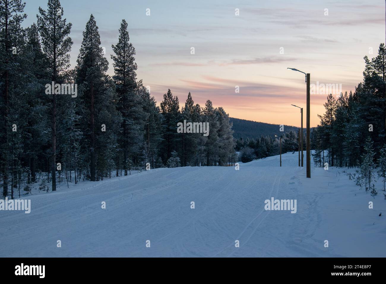 Paysage hivernal de la ville de Jukkasjarvi, Suède. Situé dans le nord de la Suède dans la municipalité de Kiruna. Province de Laponie. Banque D'Images