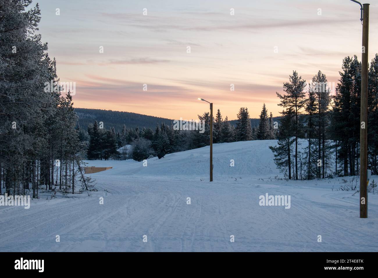 Paysage hivernal de la ville de Jukkasjarvi, Suède. Situé dans le nord de la Suède dans la municipalité de Kiruna. Province de Laponie. Banque D'Images