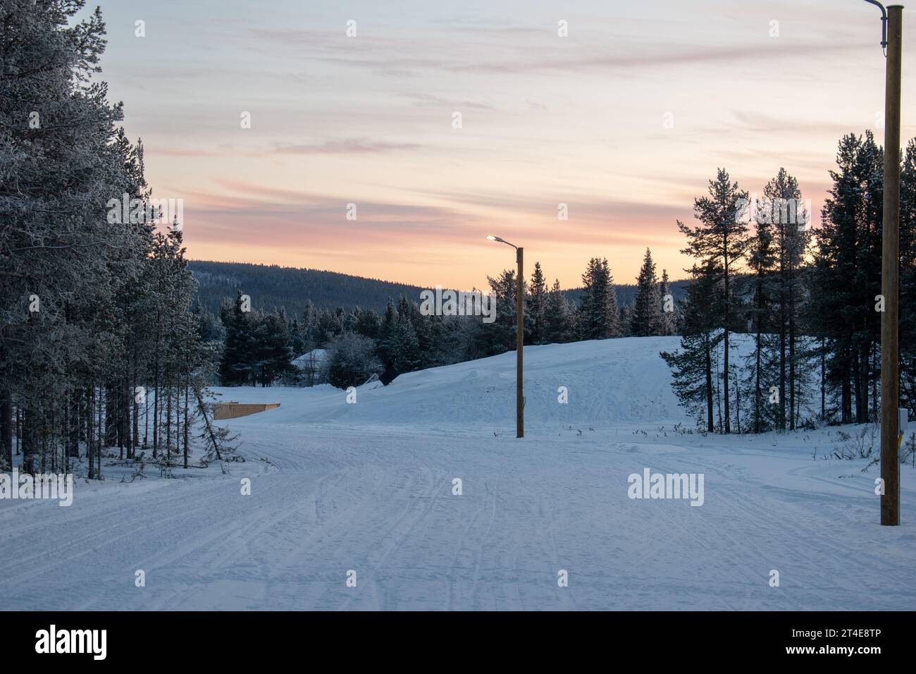 Paysage hivernal de la ville de Jukkasjarvi, Suède. Situé dans le nord de la Suède dans la municipalité de Kiruna. Province de Laponie. Banque D'Images