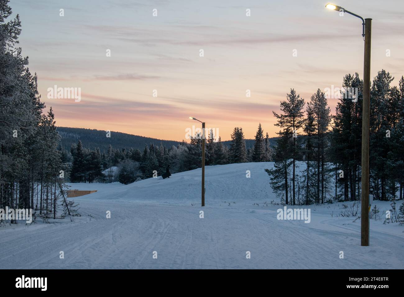 Paysage hivernal de la ville de Jukkasjarvi, Suède. Situé dans le nord de la Suède dans la municipalité de Kiruna. Province de Laponie. Banque D'Images