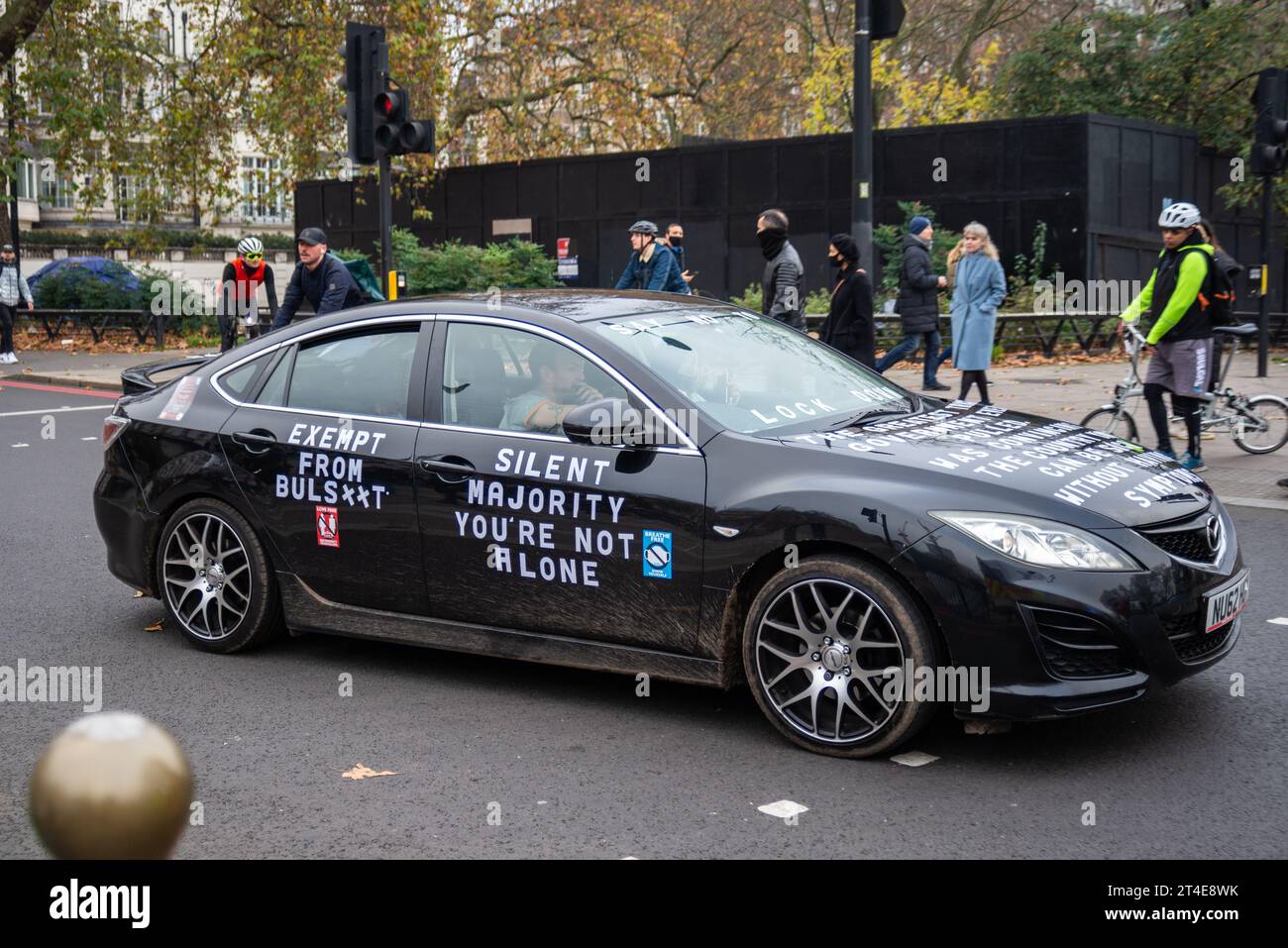 Voiture de protestation anti LockDown conduite à Londres pendant la période de confinement de la pandémie de Covid 19. Slogan de majorité silencieuse. Messages de protestation Banque D'Images