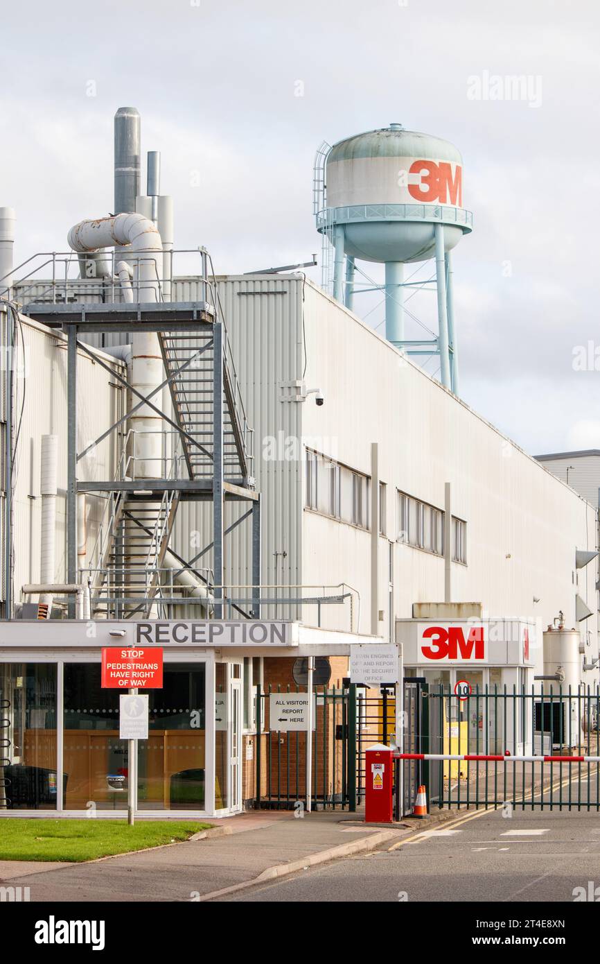 L'usine 3M à Atherstone, North Warwickshire, Angleterre. L'usine devrait fermer en 2024 avec une perte de plus de 150 emplois dans la communauté locale. Depuis 1964, l'usine, située à la frontière du Leicestershire, est le seul endroit où 3M fabrique des abrasifs. Le site de Ratcliffe Road a également servi de plaque tournante européenne pour le laboratoire de développement industriel et des transports et le groupe de services techniques. Banque D'Images