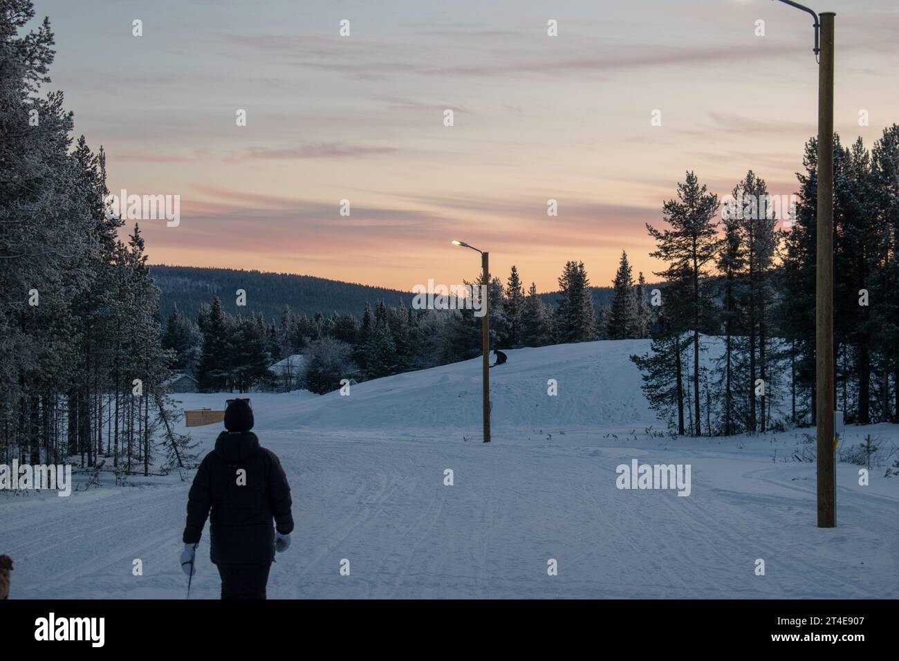 Paysage hivernal de la ville de Jukkasjarvi, Suède. Situé dans le nord de la Suède dans la municipalité de Kiruna. Province de Laponie. Banque D'Images