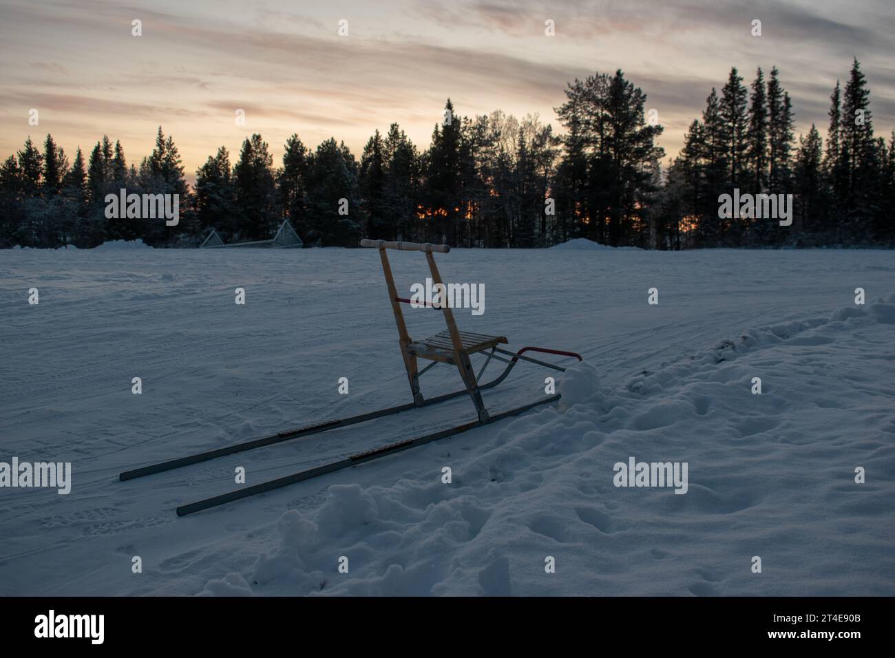 Paysage hivernal de la ville de Jukkasjarvi, Suède. Situé dans le nord de la Suède dans la municipalité de Kiruna. Province de Laponie. Banque D'Images
