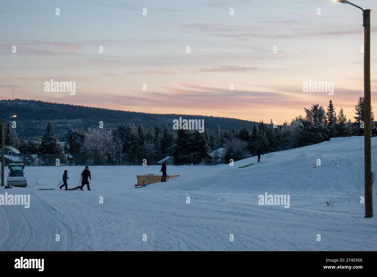 Paysage hivernal de la ville de Jukkasjarvi, Suède. Situé dans le nord de la Suède dans la municipalité de Kiruna. Province de Laponie. Banque D'Images
