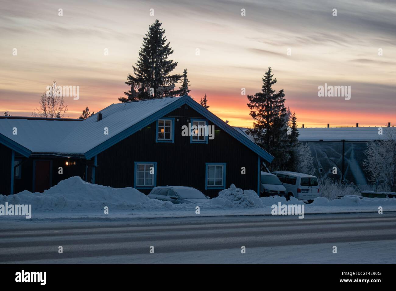Paysage hivernal de la ville de Jukkasjarvi, Suède. Situé dans le nord de la Suède dans la municipalité de Kiruna. Province de Laponie. Banque D'Images